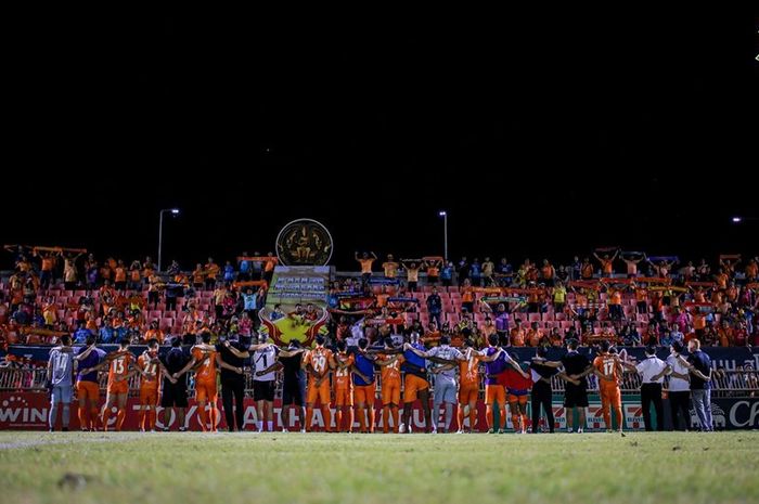 Para pemain Sukhothai FC selepas laga kontra Nakhon Rachasima pada pekan ke-15 Liga Thailand 1 2019, memberi penghormatan ke fan mereka di Stadion Than Thalay Luang, 22 Juni 2019. 