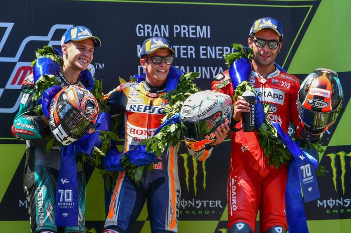 Dari kiri ke kanan, Fabio Quartararo (Yamaha Petronas SRT), Marc Marquez (Repsol Honda), dan Danilo Petrucci (Ducati) di podium MotoGP Catalunya, Minggu (16/6/2019).