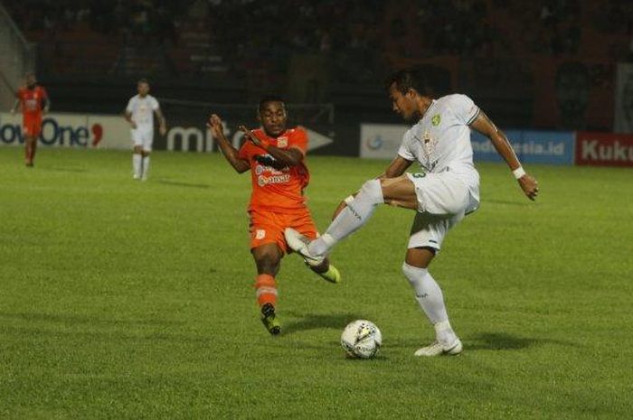 Pemain Borneo FC, Renan Da Silva mengontrol bola diadang pemain Persebaya pada pertandingan Liga 1 di Stadion Segiri Samarinda, Minggu (23/6/2019). 