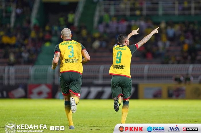 Selebrasi dari Fernando Rodriguez (9) bersama Renan Alves seusai mencetak gol ke gawang Felda United pada semifinal pertama Piala FA Malaysia 2019 di Stadion Darul Aman, Alor Setar, 22 Juni 2019.