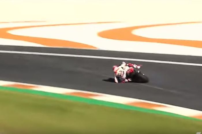 Aksi Marc Marquez yang berhasil menyelamatkan motor Honda-nya kendati memiringkan badan hingga 64 derajat dengan kecepatan 153 km/jam.