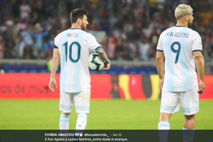Lionel Messi membawa bola usai Sergio Aguero mencetak gol kedua timnas Argentina dalam kemenangan 2-0 atas Qatar pada penyisihan Grup B Copa America 2019.
