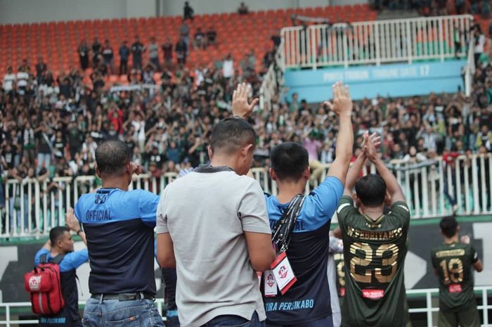 Tira Persikabo mengucapkan terima kasih kepada suporternya seusai kemenangan kontra Persipura Jayapura di Stadion Pakansari, Kabupaten Bogor, Minggu (23/6/2019).