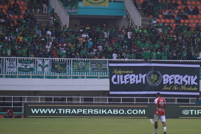 Pemain Persipura Jayapura, Titus Bonai pada laga kontra Tira Persikabo di Stadion Pakansari, Kabuoaten Bogor, Minggu (23/6/2019).