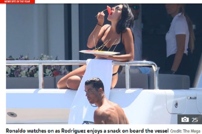 Georgina Rodriguez dan Cristiano Ronaldo ketika berada di atas Yacht mewah saat berlibur di St Tropez, Riviera, Perancis.