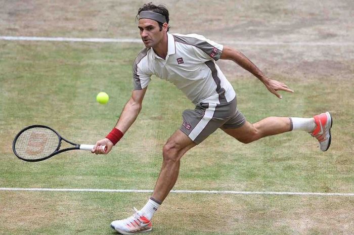 Aksi Roger Federer pada turnamen Noventi Open 2019, Minggu (23/6/2019)