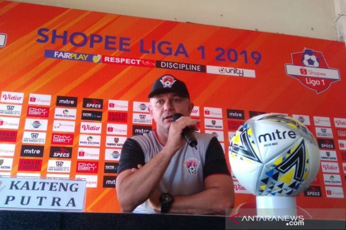 Pelatih Kalteng Putra, Gomes De Oliveira, memberikan keterangan saat jumpa pers jelang lawan Bali United pada pekan keempat Liga 1 2019 di Stadion Sultan Agung, Bantul, pada 25 Juni 2019.