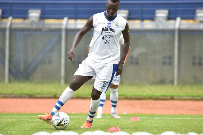 Striker Persib Bandung, Ezechiel N'Douassel, saat mengikuti latihan bersama tim.