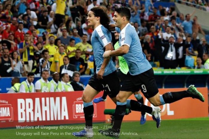Edinson Cavani (kiri) mencetak gol timnas Uruguay ke gawang Cile dalam partai fase grup Copa America 2019.