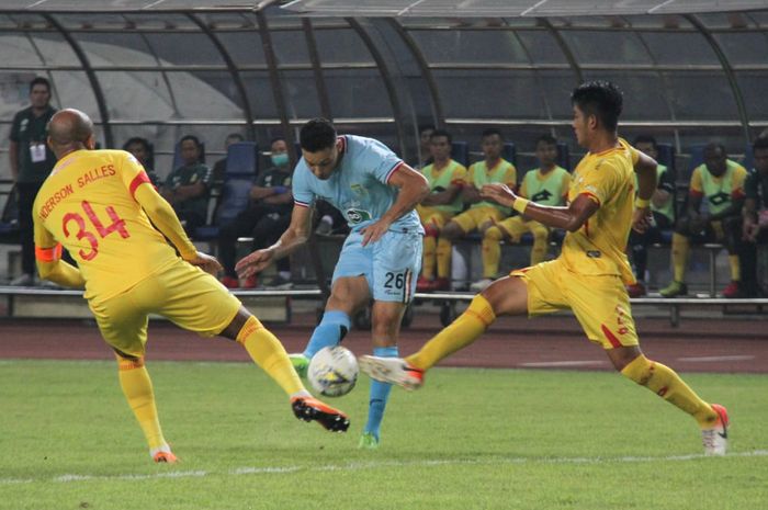 Penyerang Persela, Rafael Gomes di antara dua bek Bhayangkara FC, Anderson Salles dan Jajang Mulyana pada laga lanjutan Liga 1 2019 di Stadion Patriot, Kota Bekasi, 26 Juni 2019.