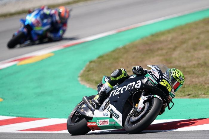 Aksi pembalap LCR Honda, Cal Crutchlow saat mentas pada seri MotoGP Catalunya 2019, Minggu (16/6/2019)