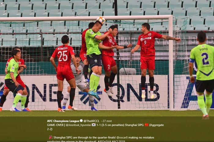 Aksi para pemain Guangzhou Evergrande (merah) dan tuan rumah Jeonbuk Hyundai Motors pada leg kedua 16 besar Liga Champions Asia 2019 di Jeonju World Cup Stadium pada 26 Juni 2019. 