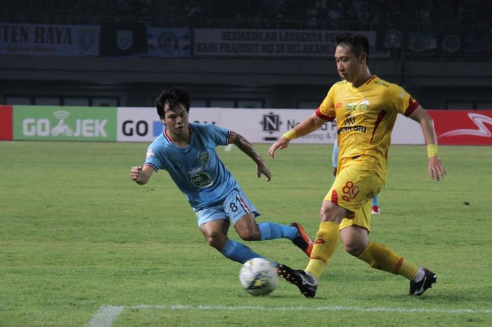 Gelandang asal Jepang milik Persela, Kei Hirose mencoba menghadang pemain tengah impor Bhayangkara FC dari Korea, Lee Hyu-joon pada lanjutan Liga 1 2019 di Stadion Patriot, Kota Bekasi, 26 Juni 2019. 