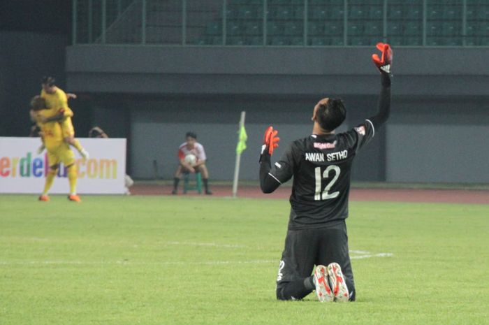 Ekspresi kiper Bhayangkara FC, Awan Setho saat timnya mencetak gol ke gawang Persela pada lanjutan Liga 1 2019 di Stadion Patriot, Kota Bekasi, 26 Juni 2019. 