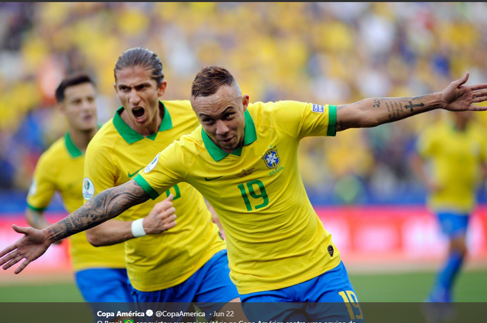 Penyerang Brasil, Everton Soares, merayakan golnya di Copa America 2019.