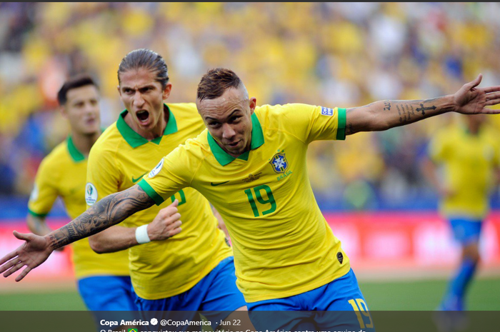 Penyerang Brasil, Everton Soares, merayakan golnya di Copa America 2019.