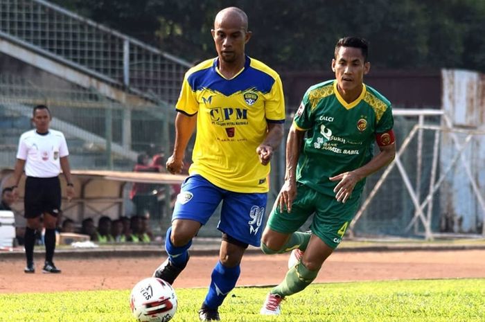 Pemain Cilegon United, Rinto Ali menguasai bola dan diawasi bek Sriwijaya FC, Ambrizal pada laga pekan kedua Liga 2 2019 di Stadion Krakatau Steel, 27 Juni 2019. 