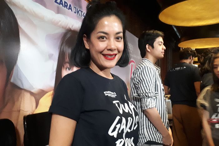 Berpelukan dengan Suami Baru Tanpa Sungkan di Restoran ...