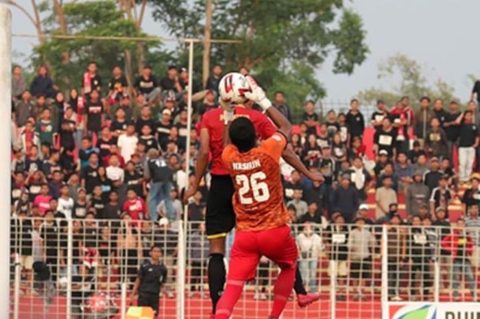 Kiper PSMS Medan, Choirul Nasirin mengamankan bola dari sundulan pemain Persibat Batang pada laga pekan kedua Liga 2 2019 di Stadion M Sarengat, Kabupaten Batang, 27 Juni 2019. 