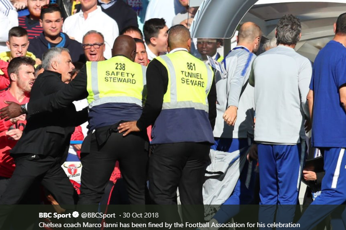 Keributan antara Jose Mourinho (dua dari kiri) dan Marco Ianni (tiga dari kanan) saat pertandingan Chelsea vs Manchester United pada pekan ke-9 Liga Inggris di Stadion Stamford Bridge, 20 Oktober 2019.
