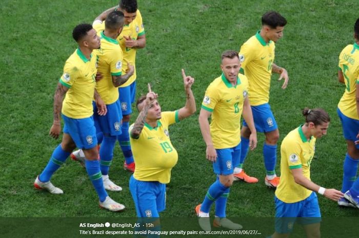 Para pemain Brasil merayakan gol yang dicetak Everton pada saat Brasil melawan Peru di babak penyisihan Grup A Copa America 2019