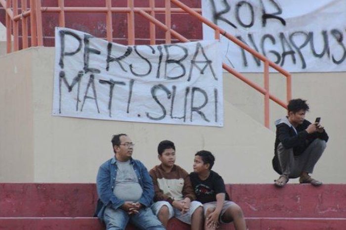 Suporter Persiba Bantul membentangkan spanduk bernada kritik di Stadion Sultan Agung, Bantul.