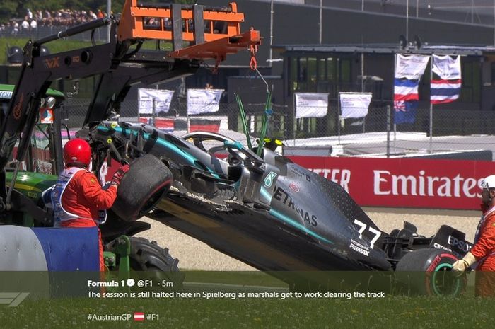 Momen saat steward mengevakuasi mobil milik Valtteri Bottas (Mercedes) yang mengalami kecelakaan pada FP2 F1 GP Austria 2019, Jumat (28/6/2019)