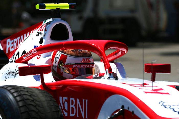 Pembalap Pertamina Prema Racing, Sean Gelael, bersiap menuju balapan F2 di Sirkuit Red Bull Racing, Austria.