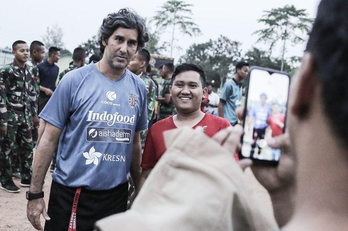 Sesi latihan Bali United di Lapangan Yonif 143 Lampung, Jumat (29/6/2019) mendapat perhatian besar fan.