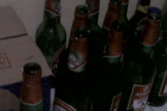 KOMPAS.com/ Kiki Andi Pati
Ilustrasi: barang bukti botol miras disita dari pesta miras anak Walikota Kendari