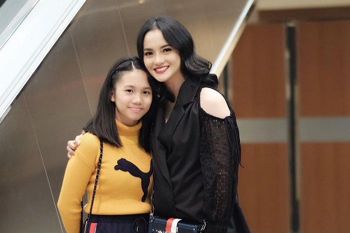11 Tahun Cerai Ririn Ekawati Dan Mantan Suami Akhirnya Reuni Di Hari Wisuda Sang Putri Kompak Semua Halaman Grid Id