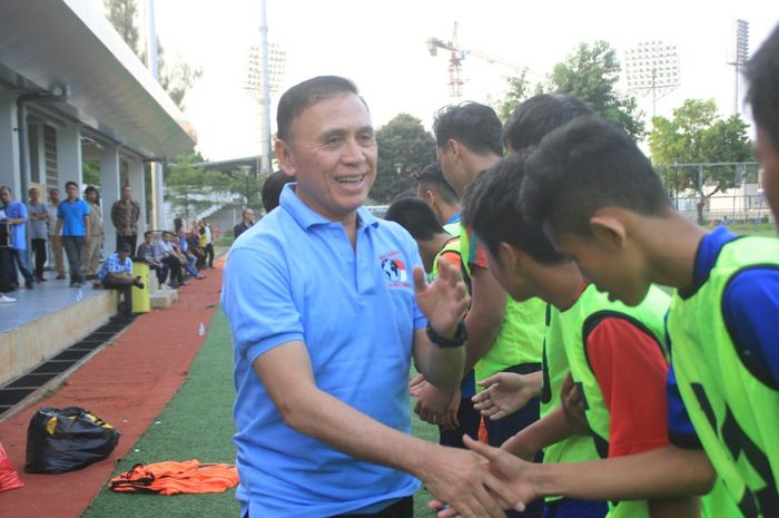 Caketum PSSI, Iwan Bule, berencana untuk mengirim 10 pemain muda Indonesia ke Spanyol dengan berlatih selama satu musim bersama klub CF Palencia