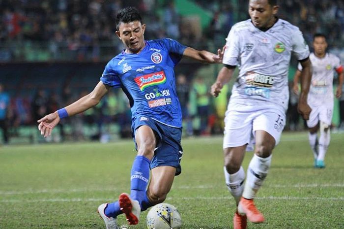 Striker Arema FC, Dedik Setiawan, berebut bola dengan bek Tira-Persikabo, Rifad Marasabessy, pada pertandingan pekan keenam Liga 1 2019.