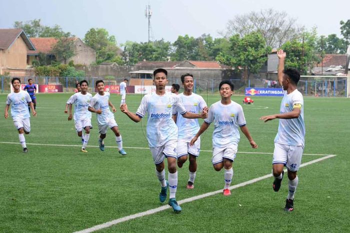 Sukacita para pemain Persib U-18 seusai mencetak gol ke gawang Madura United U-18 pada lanjutan kompetisi Elite Pro Academy PSSI U-18 2019 di Lapangan Lodaya, Kota Bandung, 30 Juni 2019. 