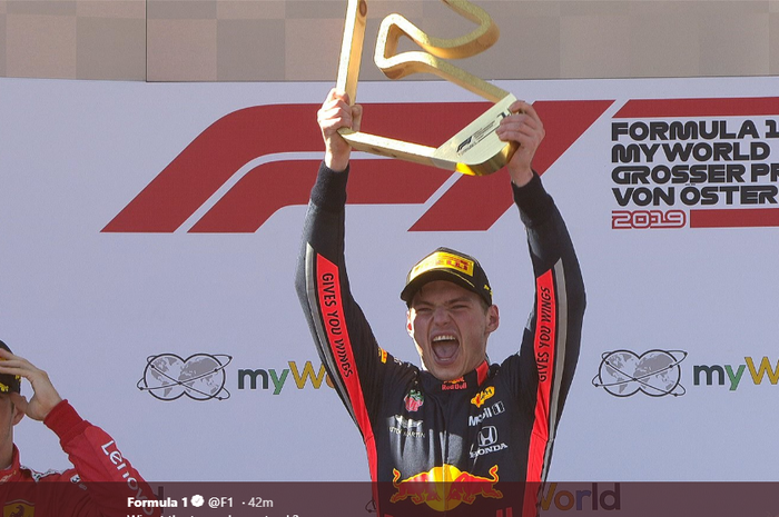 Pebalap Red Bull Honda, Max Verstappen, merayakan kemenangannya di GP Austria 2019, Minggu (30/6/2019).