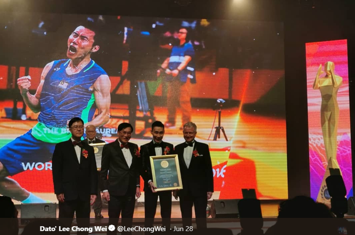 Eks tunggal putra nomor satu dunia asal Malaysia, Lee Chong Wei, mendapatkan penghargaan dari 