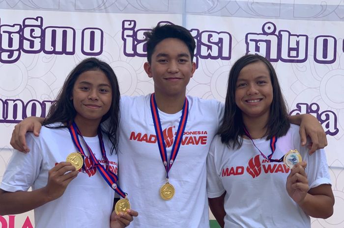 (ki-ka) Atlet renang muda Indonesia, Azzahra Permatahani, Farrel Armandio Tangkas, dan Adelia, meraih empat medali emas pada hari kedua SEA Age Group Swimming Championship di Phnom Penh, Kamboja, Sabtu (29/6/2019).