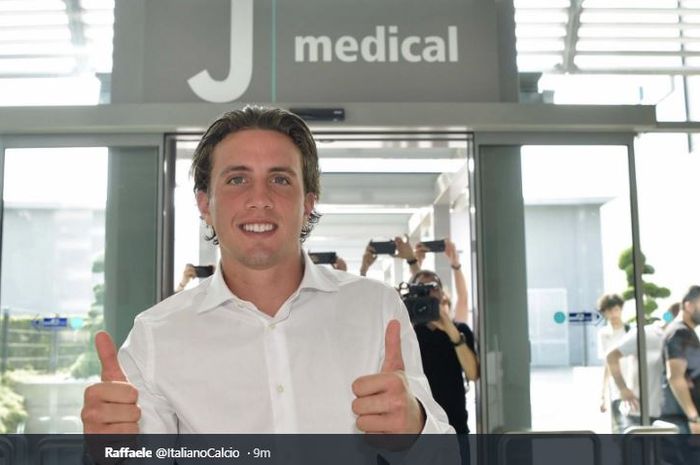 Bek muda timnas Italia, Luca Pellegrini, tes medis di J-Medical, pusat kesehatan Juventus.