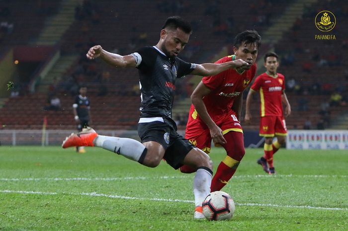 Aksi Saddil Ramdani (kiri) bersama Pahang FA saat dijamu Selangor FA pada laga pekan ke-18 Liga Super Malaysia 2019 di Stadion Shah Alam, 25 Juni 2019.