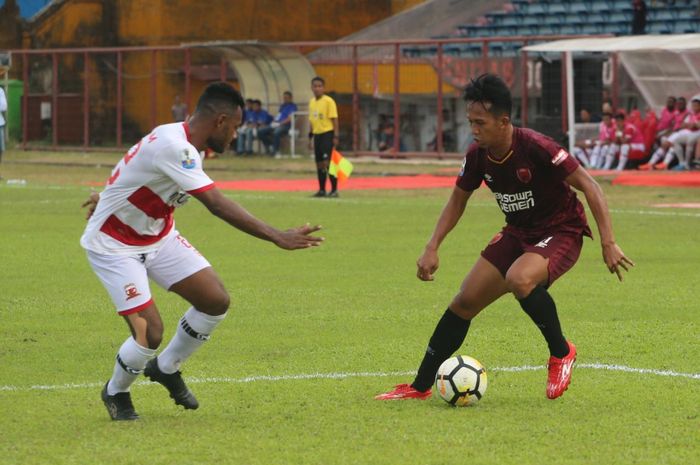 Bek kanan Madura United, Marckho Sandy mengawal pergerakan sayap PSM Makassar, M Rahmat pada semifinal pertama Piala Indonesia 2018 di Stadion Andi Mattalatta, Kota Makassar, 30 Juni 2019.
