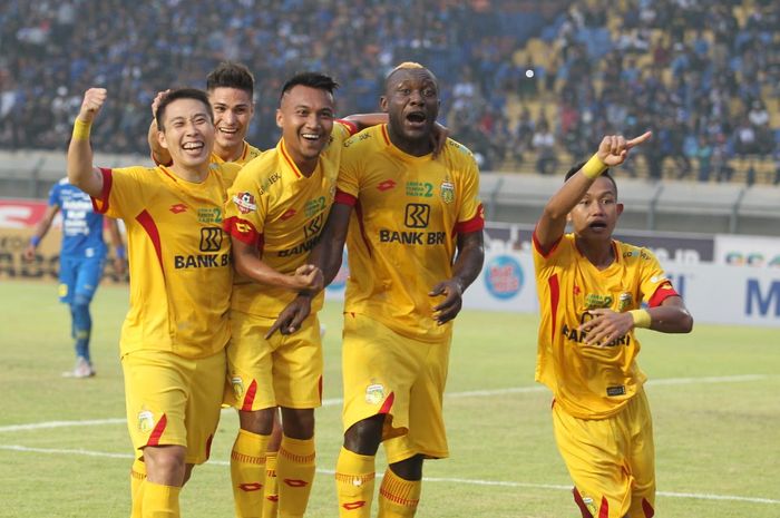 Suka cita pemain Bhayangkara FC, Lee Yu-jun, Romero Fergozi, M Hargianto, Herman Dzumafo, dan Sani Rizky Fauzi (dari kiri ke kanan) seusai mengalahkan Persib pada pekan keenam Liga 1 2019 di Stadion Si Jalak Harupat, Soreang, Kabupaten Bandung, 30 Juni 2019. 