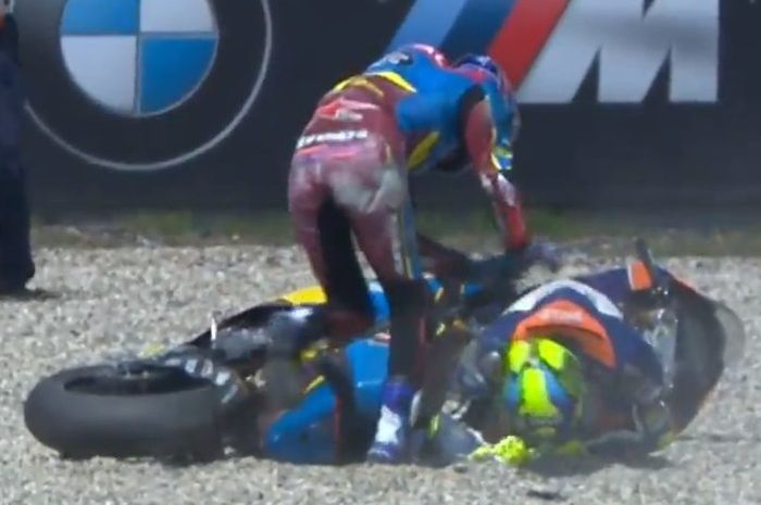 Alex Marquez menarik Lorenzo Baldassarri dari motor