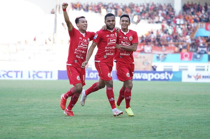 Pemain-pemain Persija Jakarta merayakan gol yang dicetak Yan Pieter Nasadit ke gawang Borneo FC di Stadion Wibawa Mukti, Kabupaten Bekasi, Sabtu (29/6/2019).