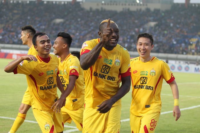 Selebrasi penyerang Bhayangkara FC, Herman Dzumafo (depan) seusai mencetak gol ke gawang Persib pada pekan keenam Liga 1 2019 di Stadion Si Jalak Harupat, Soreang, Kabupaten Bandung, 30 Juni 2019. 