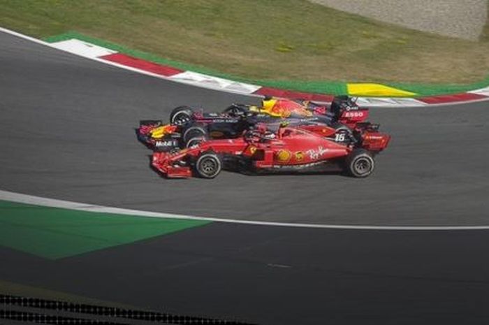 Max Verstappen (Red Bull) dan Charles Leclerc (Ferrari) berduel sengit dan bersinggungan pada lap-lap akhir GP Austria, Minggu (30/6/2019).