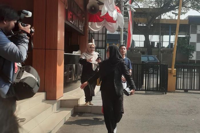 Denada mendatangi Polres Metro Jakarta Barat untuk menjenguk Jerry Aurum pada Senin (1/7/2019).