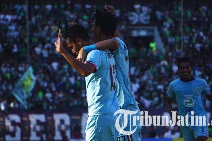 Pemain Persela Lamongan, Lucky Wahyu, tidak melakukan selebrasi saat mencetak gol ke gawang Persebaya Surabaya, Senin (1/7/2019).