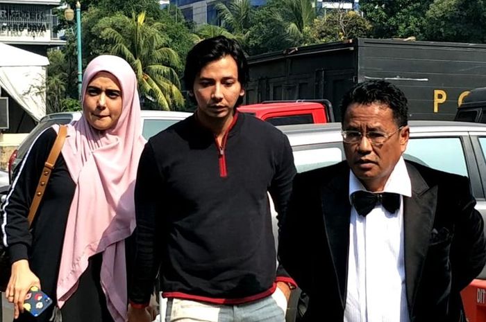 Fairuz A Rafiq, Sonny Septian, Hotman Paris datangi Polda Metro Jaya
