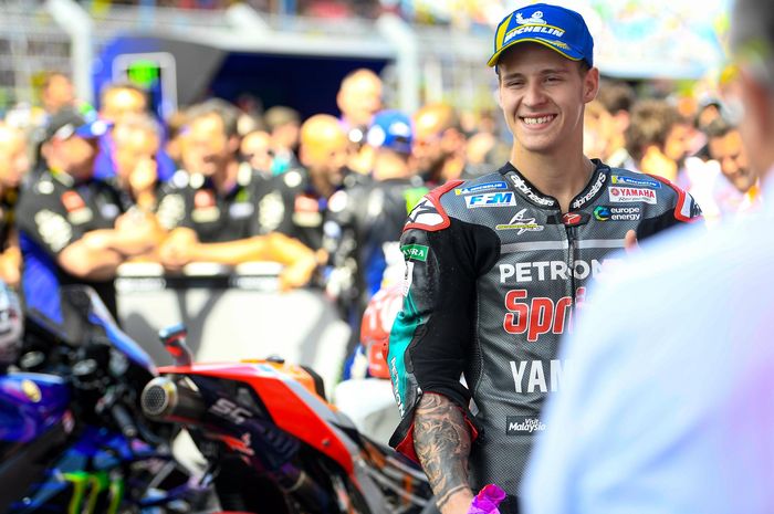 Pembalap Petronas Yamaha SRT, Fabio Quartararo, berpose setelah balapan MotoGP Belanda 2019 di Sirkuit Assen, Minggu (30/6/2019).