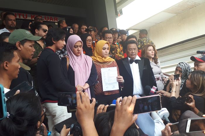 Fairuz A Rafiq dan Sonny Septian didampingi pengacara Hotman Paris saat buat laporan di Polda Metro Jaya, Senin (1/7/2019).